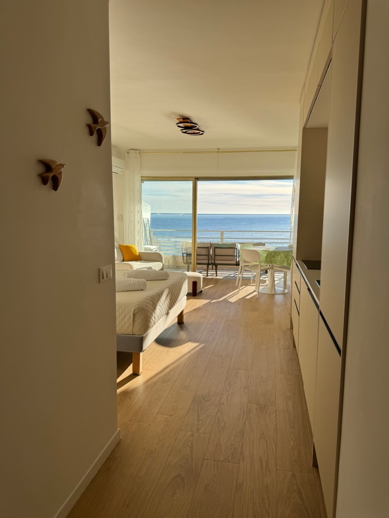 Dès l’entrée, vous découvrirez une vue imprenable sur la mer qui vous transporte au cœur de la Méditerranée, sur la Riviera française.