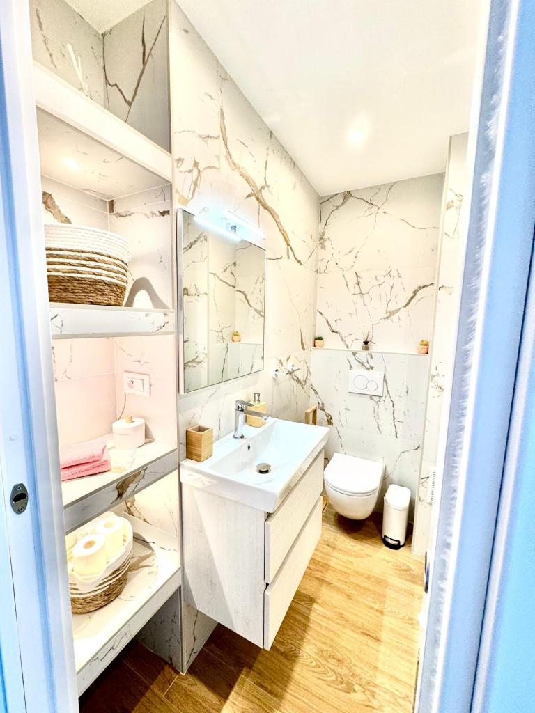 Salle de bain entièrement rénovée avec spacieuse douche à l’italienne